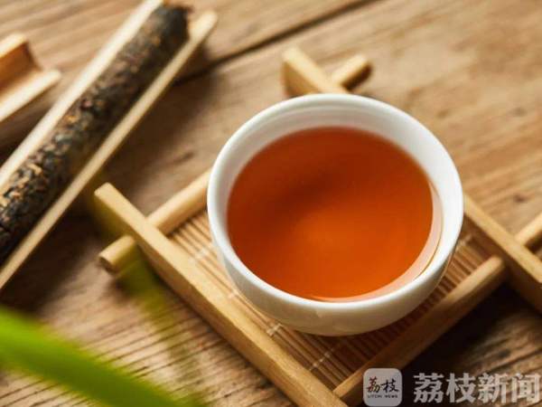 龙8long8首个“国际茶日”这些喝茶的健康知识你值得品味